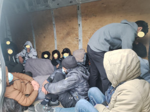 FOTO: Dalších dvacet Syřanů se tísnilo v jedné dodávce, byli zadrženi na D1. Řidič z Maďarska skončil v cele