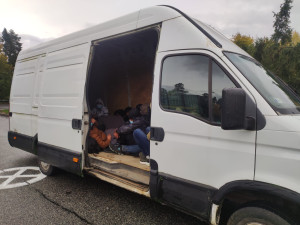 FOTO: Dalších dvacet Syřanů se tísnilo v jedné dodávce, byli zadrženi na D1. Řidič z Maďarska skončil v cele