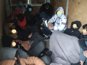 FOTO: Dalších dvacet Syřanů se tísnilo v jedné dodávce, byli zadrženi na D1. Řidič z Maďarska skončil v cele