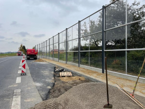 Skoro kilometr dlouhé protihlukové stěny na Žďársku jsou hotové. Zbývá je jen umýt a naleštit