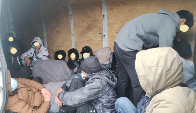 Dvacet Syřanů se tísnilo v jedné dodávce, byli zadrženi na D1. Řidič z Maďarska skončil v cele