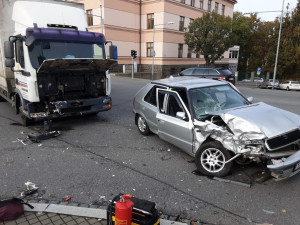 Odpolední nehoda v Třebíči. Srazilo se tam auto s náklaďákem, pro zraněného musela přijet sanitka