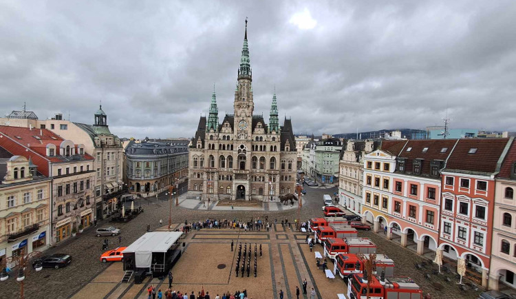 Mladí hasiči skládali služební slib. Při té příležitosti věnovali profíci cisterny svým dobrovolným kolegům