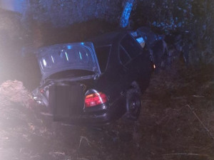 Osmnáctiletý řidič BMW v Dobroníně dostal smyk a skončil v příkopu. Spolujezdce převezli do nemocnice