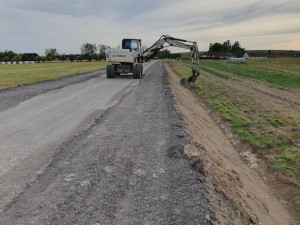 Po čtvrt roce už bez objížďky. Silnice mezi Starou Říší a osadou Kasárna je hotová, zítra ji zkusí první řidiči