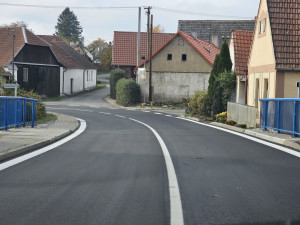 Po čtvrt roce už bez objížďky. Silnice mezi Starou Říší a osadou Kasárna je hotová, zítra ji zkusí první řidiči