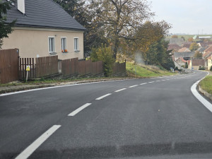 Po čtvrt roce už bez objížďky. Silnice mezi Starou Říší a osadou Kasárna je hotová, zítra ji zkusí první řidiči