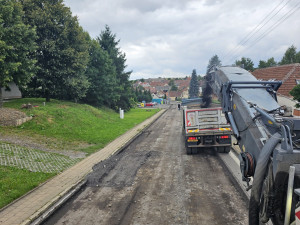 Po čtvrt roce už bez objížďky. Silnice mezi Starou Říší a osadou Kasárna je hotová, zítra ji zkusí první řidiči