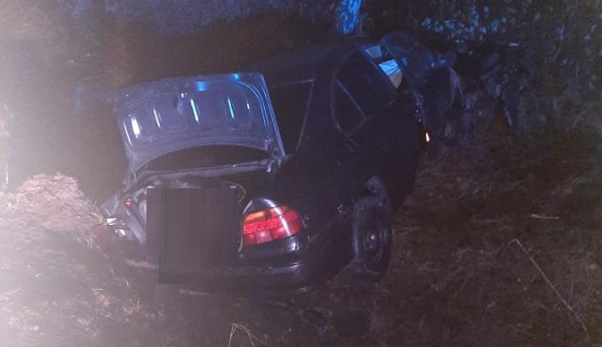 Osmnáctiletý řidič BMW v Dobroníně dostal smyk a skončil v příkopu. Spolujezdce převezli do nemocnice