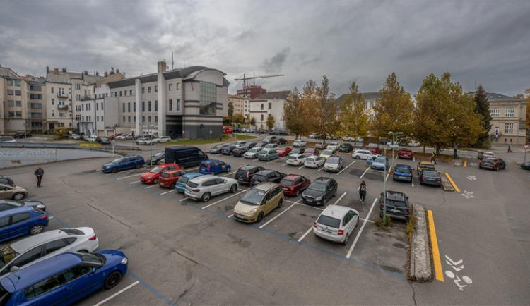 Současné parkoviště u obchodního centra Billa