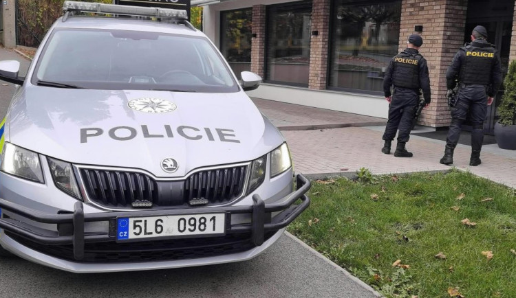 Opilá i zkouřená mládež v hospodách. Posvítila si na ně akce Adam