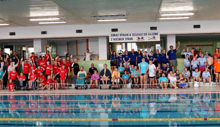V Jihlavě se odehrály tradiční závody handicapovaných plavců. Na těchto závodech jde totiž o něco víc, než jen zvítězit, říká organizátorka