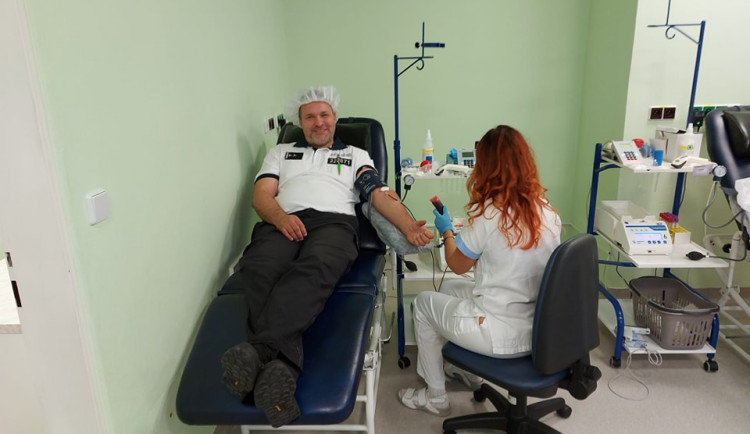 Dálniční policisté z Velkého Beranova hromadně darovali krev. Pro osm z nich to byla premiéra