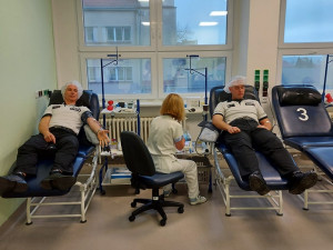 Dálniční policisté z Velkého Beranova hromadně darovali krev. Pro osm z nich to byla premiéra