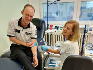 Dálniční policisté z Velkého Beranova hromadně darovali krev. Pro osm z nich to byla premiéra