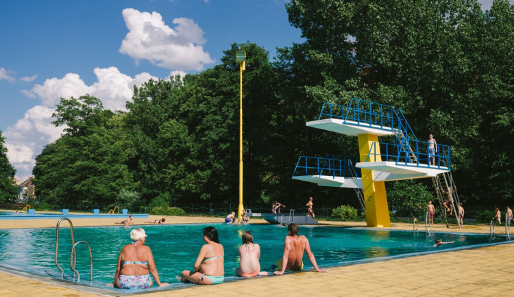 Třebíč vypsala výběrové řízení na opravu koupaliště za 200 milionů. Bazén bude mít vyhřívanou vodu