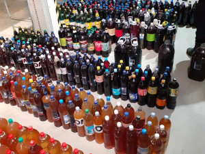 Víc než tisíc litrů neoznačeného alkoholu pro známé? Krajská celní správa je Moldavanovi na dálnici D1 zabavila