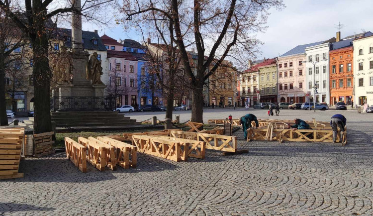 Na Masarykově náměstí už roste konstrukce na kluziště, bruslaři mohou nastoupit od 3. prosince