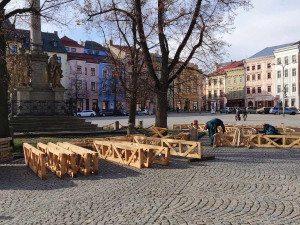 Na Masarykově náměstí už roste konstrukce na kluziště, bruslaři mohou nastoupit od 3. prosince