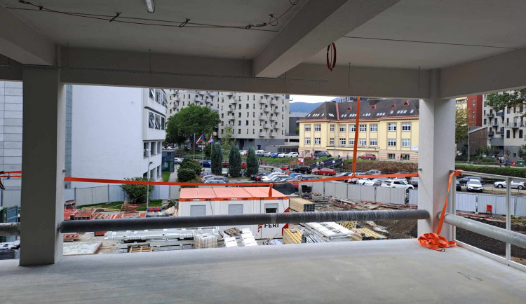 Parkovací dům u kraje je téměř hotový. Veřejnosti začne sloužit od ledna
