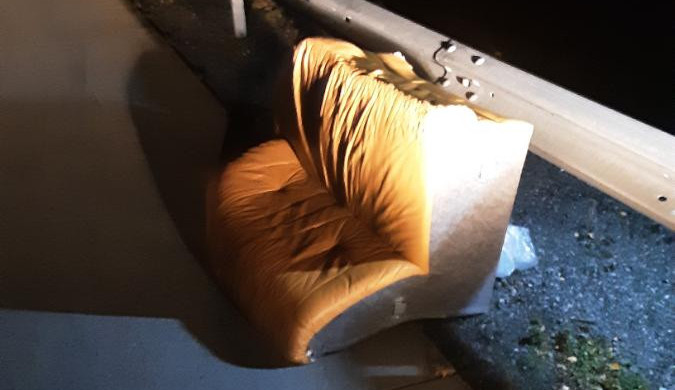 Vezu gauč a teď už ho nemám, řekl muž policii. Sedačku špatně připevnil, na D1 spadla a narazil do ní řidič náklaďáku 