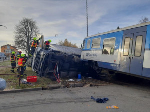 Ve čtvrtek ráno došlo v Pelhřimově ke střetu vlaku a nákladního vozidla. Policie žádá o spolupráci cestující, kteří z vlaku odešli