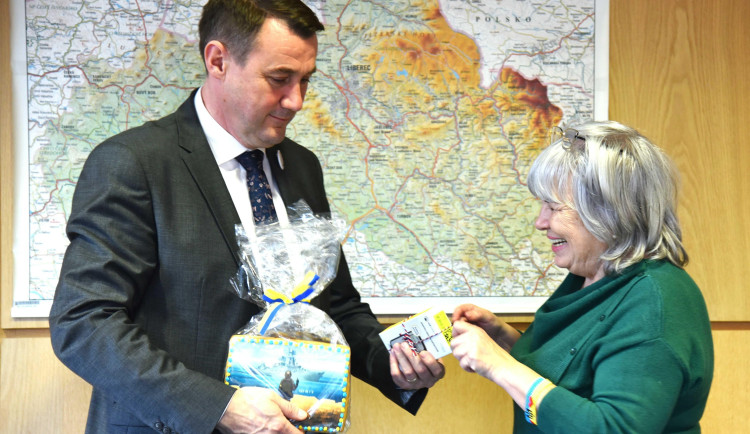 Kraj daroval ukrajinské neziskové organizaci přístroj na měření radonu