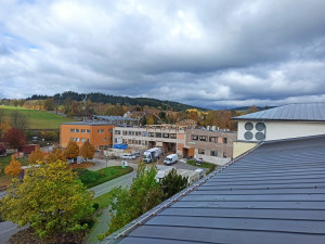 FOTO: Stavební dělníci v novoměstské nemocnici budují provizorní střechu, aby mohli rozebrat tu stávající
