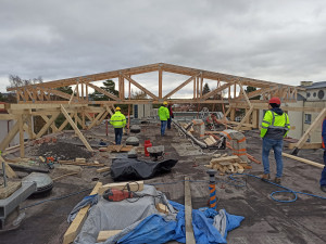FOTO: Stavební dělníci v novoměstské nemocnici budují provizorní střechu, aby mohli rozebrat tu stávající
