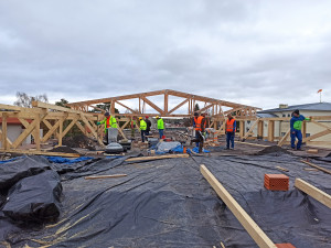 FOTO: Stavební dělníci v novoměstské nemocnici budují provizorní střechu, aby mohli rozebrat tu stávající