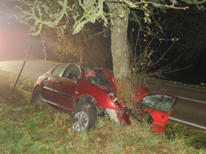 Mladý řidič nezvládl u Stáje průjezd zatáčkou, po nárazu do stromu je těžce zraněn