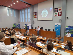 Studenti v Jihlavě diskutovali o jinakosti, LGBT, dezinformacích nebo i umělé inteligenci