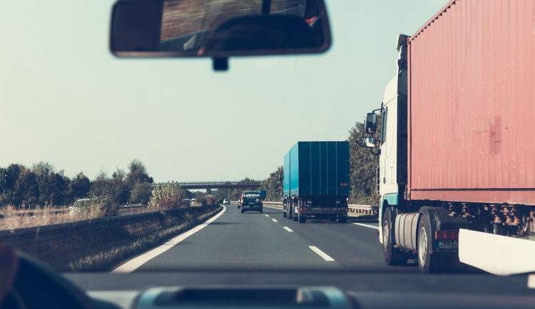 ANKETA: Na dálnici D1 od 90. do 112. kilometru začal platit zákaz předjíždění kamionů