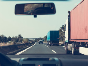 ANKETA: Na dálnici D1 od 90. do 112. kilometru začal platit zákaz předjíždění kamionů