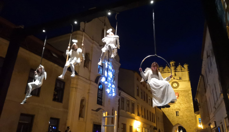 Andělé, ohnivá show, ohňostroj. Do Jihlavy přijel svatý Martin, dětem opět nadělil zlaté dukáty