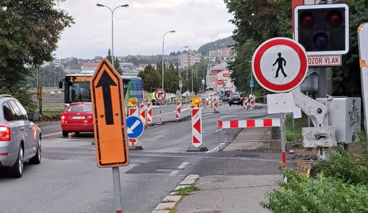 Upozornění pro řidiče. Blíží se dopravní omezení v Karlových Varech