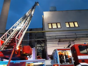 Hasiči zasahují u požáru ve sklárnách ve Světlé nad Sázavou. Vyjely čtyři jednotky