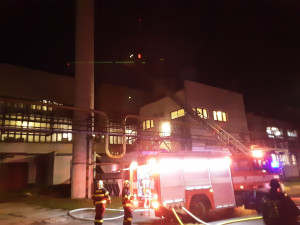 Hasiči zasahují u požáru ve sklárnách ve Světlé nad Sázavou. Vyjely čtyři jednotky