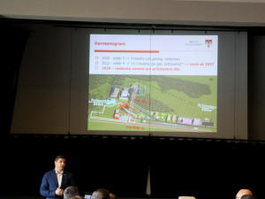 VIDEO: Do lokality Hrádek přijeli zástupci z ministerstva a SÚRAO. Právník Kliment vznesl námitku možné podjatosti