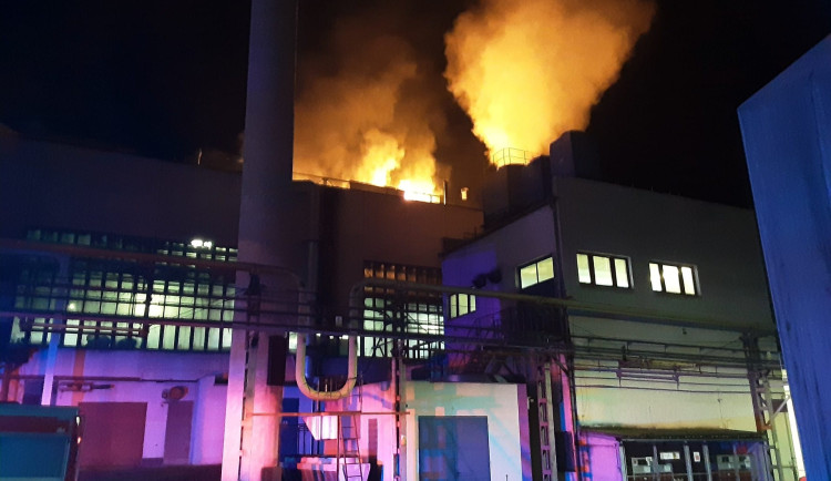 Hasiči zasahují u požáru ve sklárnách ve Světlé nad Sázavou. Vyjely čtyři jednotky