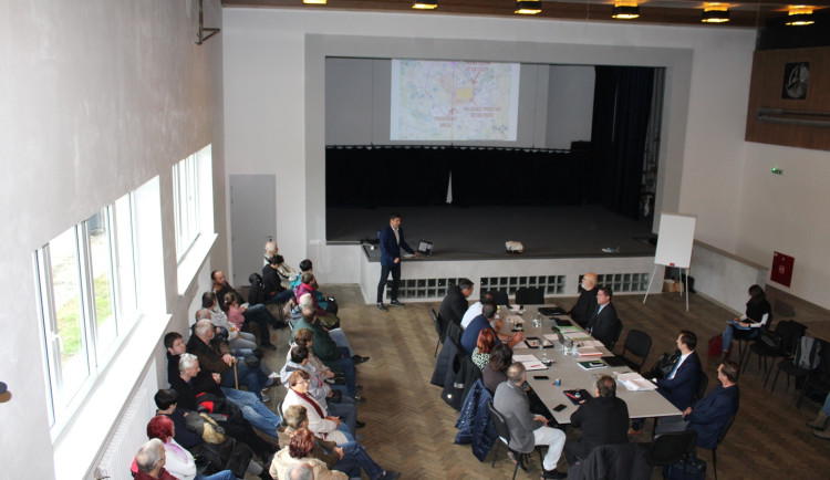 Do lokality Hrádek přijeli zástupci z ministerstva a SÚRAO. Právník Kliment vznesl námitku možné podjatosti