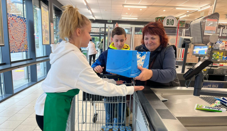 Lidé v Jihlavě nakupovali pro lidi bez domova a matky samoživitelky. V košících skončilo skoro 700 kilo zboží