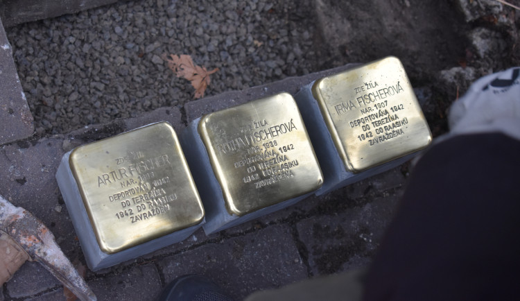 Vzpomínka na čtyřletou Ruthu. Společně s dalšími Židy ji zastřelili v estonských lesích