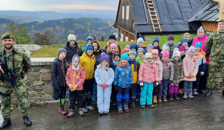 Děti vysadily na počest válečných veteránů u Tesařovské kaple jeřáby