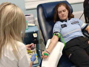 FOTO: Jsou krátce u policie a v pelhřimovské nemocnici už stihli hromadně darovat krev