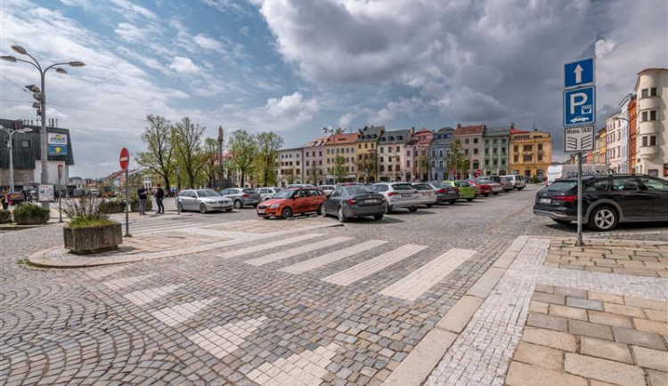 Na třech parkovištích v centru se dá v neděli dopoledne parkovat bezplatně. Přednost mají imobilní věřící