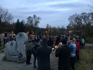 V Jihlavě se u památníku Klíčů sešly desítky lidí, se světly přišli studenti vysoké školy