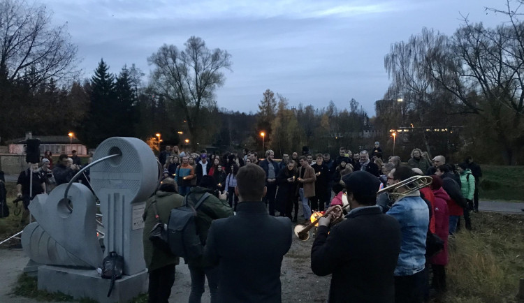 V Jihlavě se u památníku Klíčů sešly desítky lidí, se světly přišli studenti vysoké školy