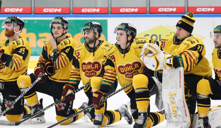 Dukla se suverénem soutěže dlouho držela krok, s Porubou však nakonec prohrála 4:7  