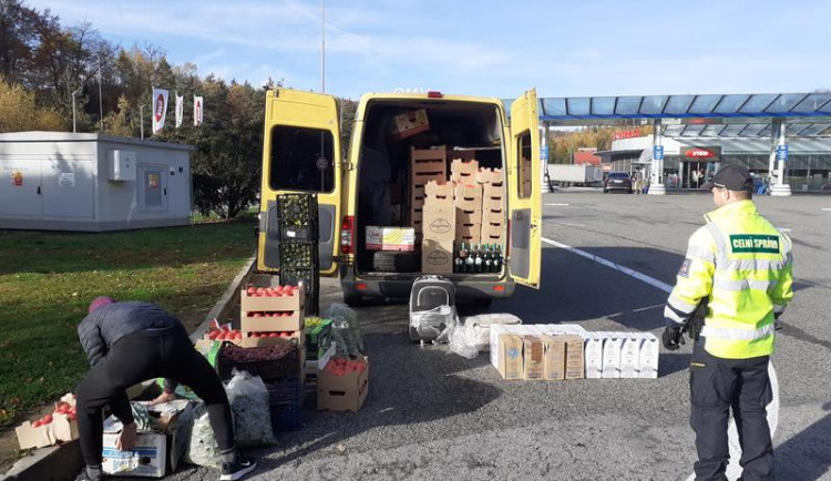Perný den vysočinských celníků: Odhalili stovky litrů ilegálně převáženého alkoholu nebo načerno pracující Ukrajince